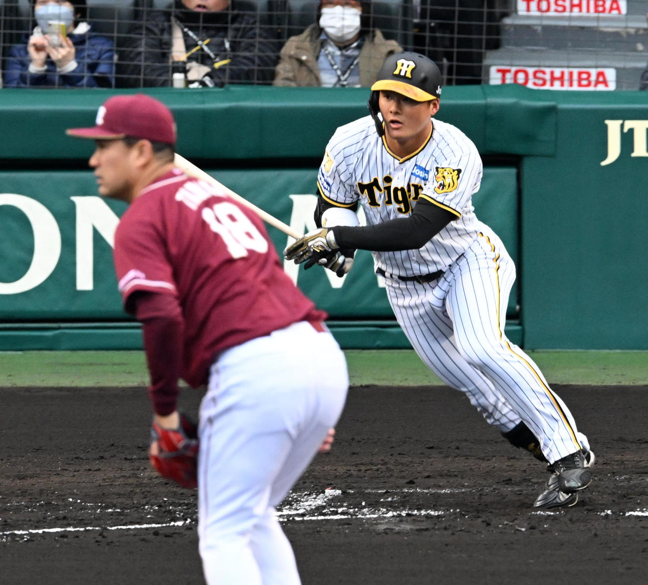 阪神対楽天　2回裏阪神1死二塁、前川は右前打を放つ。投手田中将（撮影・前岡正明）