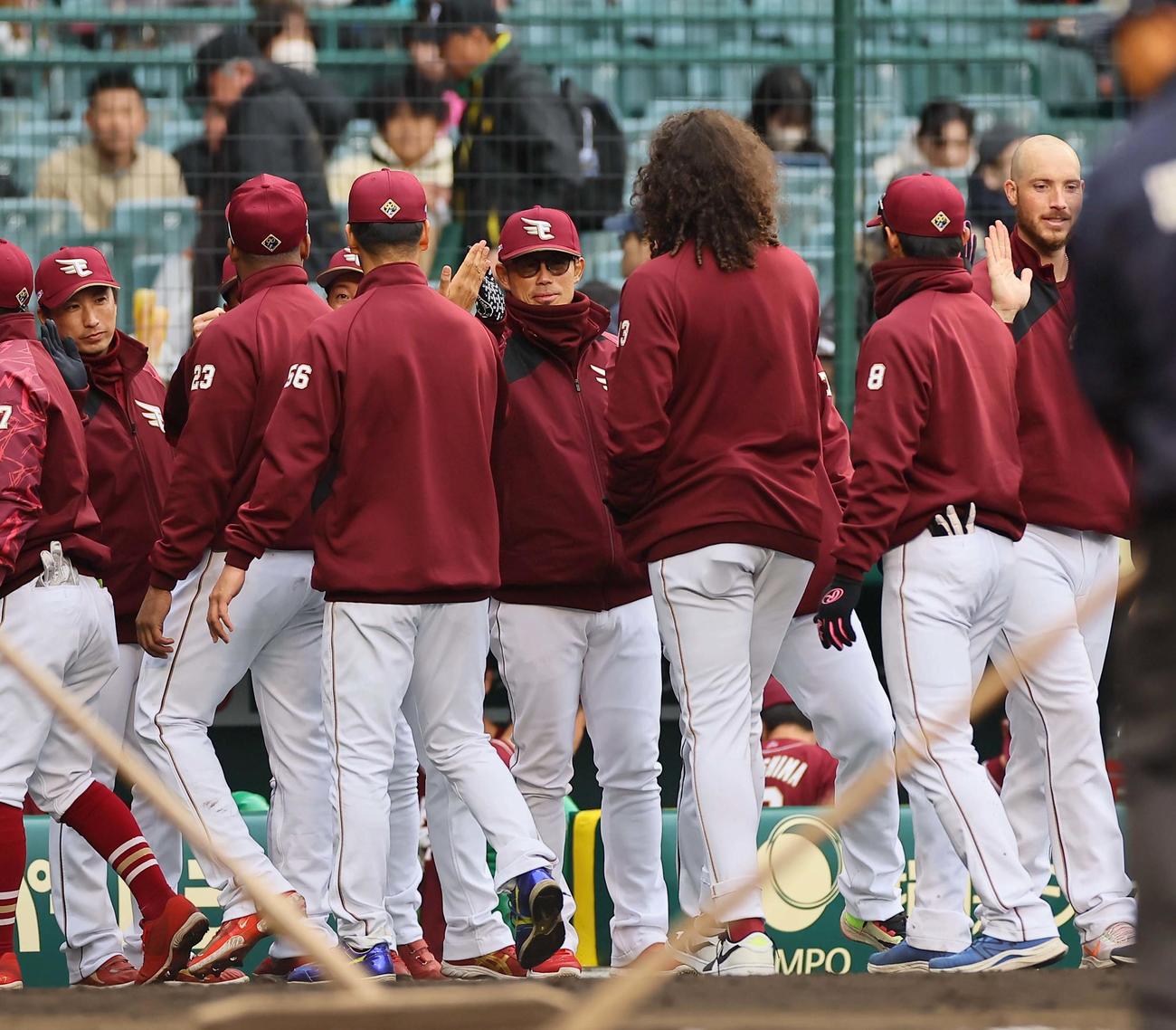 神対楽天オープン戦　阪神に勝利した今江監督（中央）はナインとハイタッチする（撮影・上田博志）