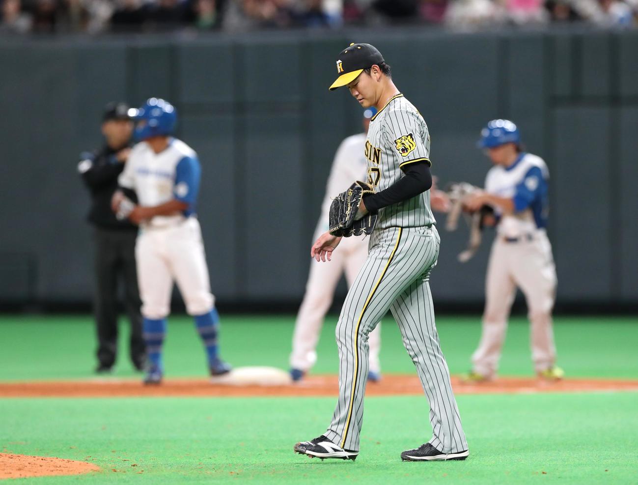 日本ハム対阪神　7回裏日本ハム1死満塁、今川に2点適時打を浴びる及川（2024年3月撮影）