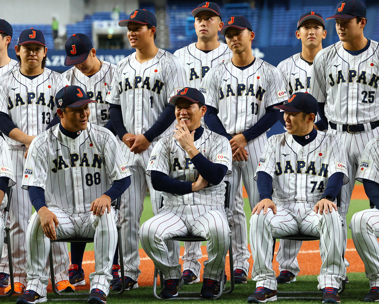 集合写真を前に笑顔を見せる侍ジャパン井端監督（中央）（撮影・藤尾明華）