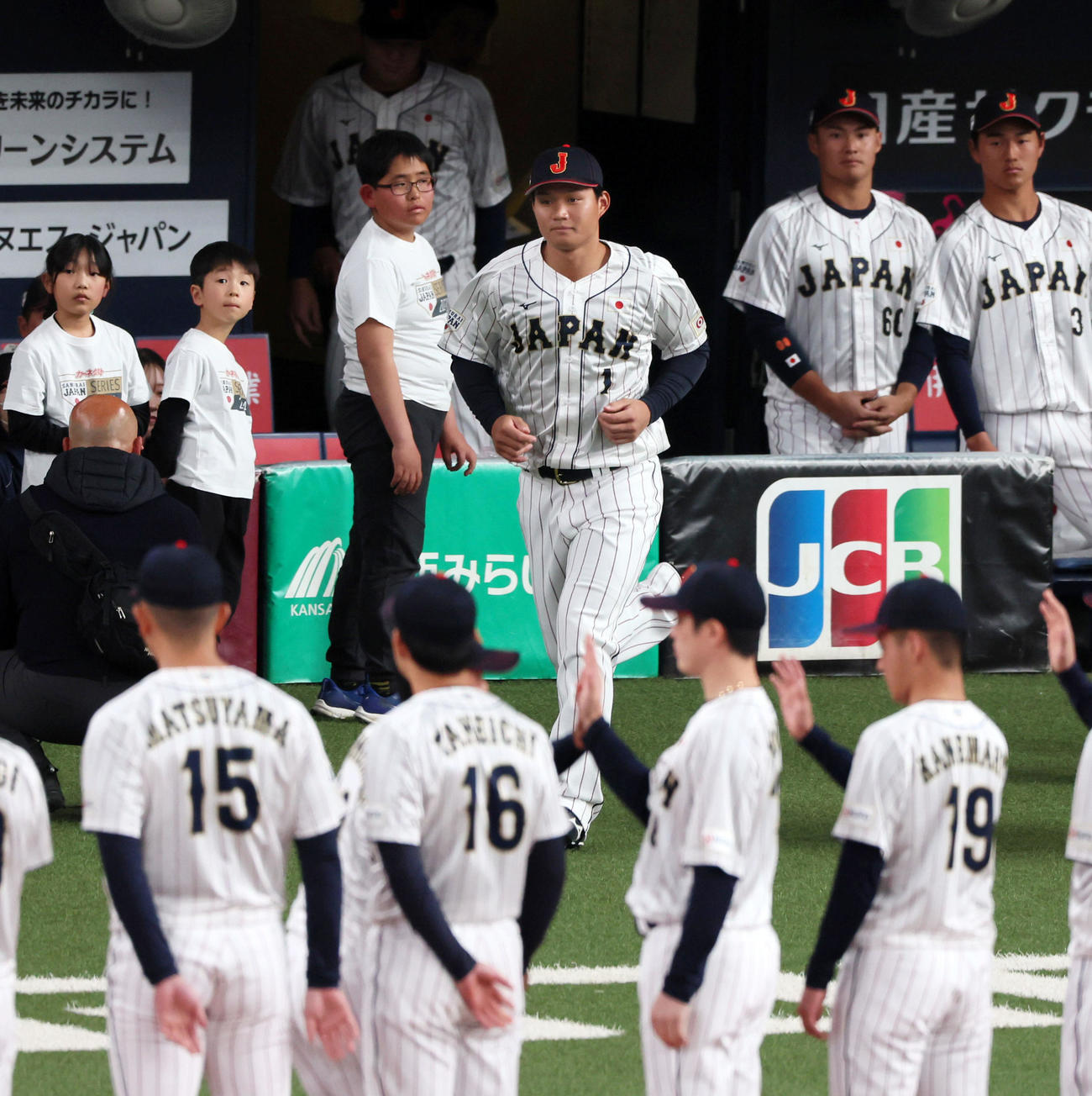 侍ジャパン対欧州代表　選手紹介でグラウンドへ駆け出す森下（撮影・加藤哉）