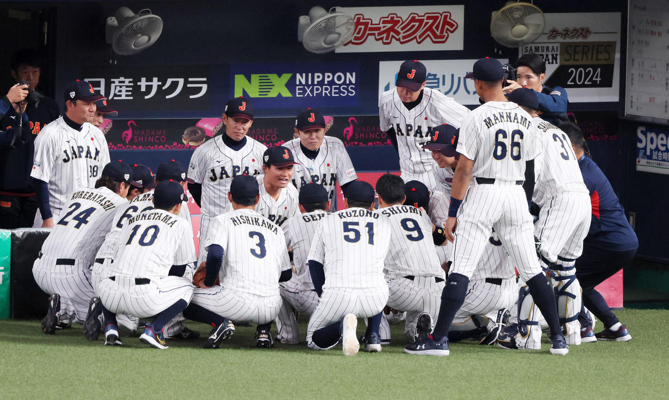 侍ジャパン対欧州代表　試合前の円陣で声出しする森下（撮影・加藤哉）