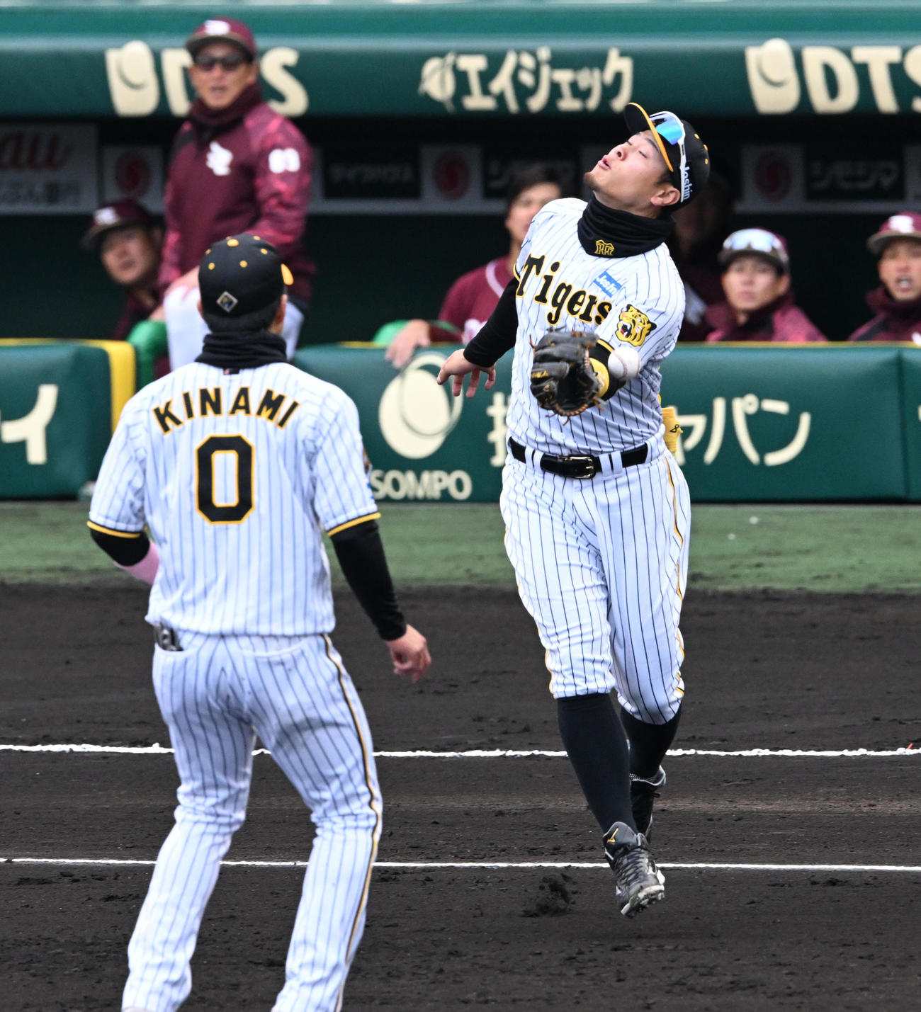 阪神対楽天　2回表楽天無死、阿部の打球を落とす佐藤輝（撮影・前岡正明）