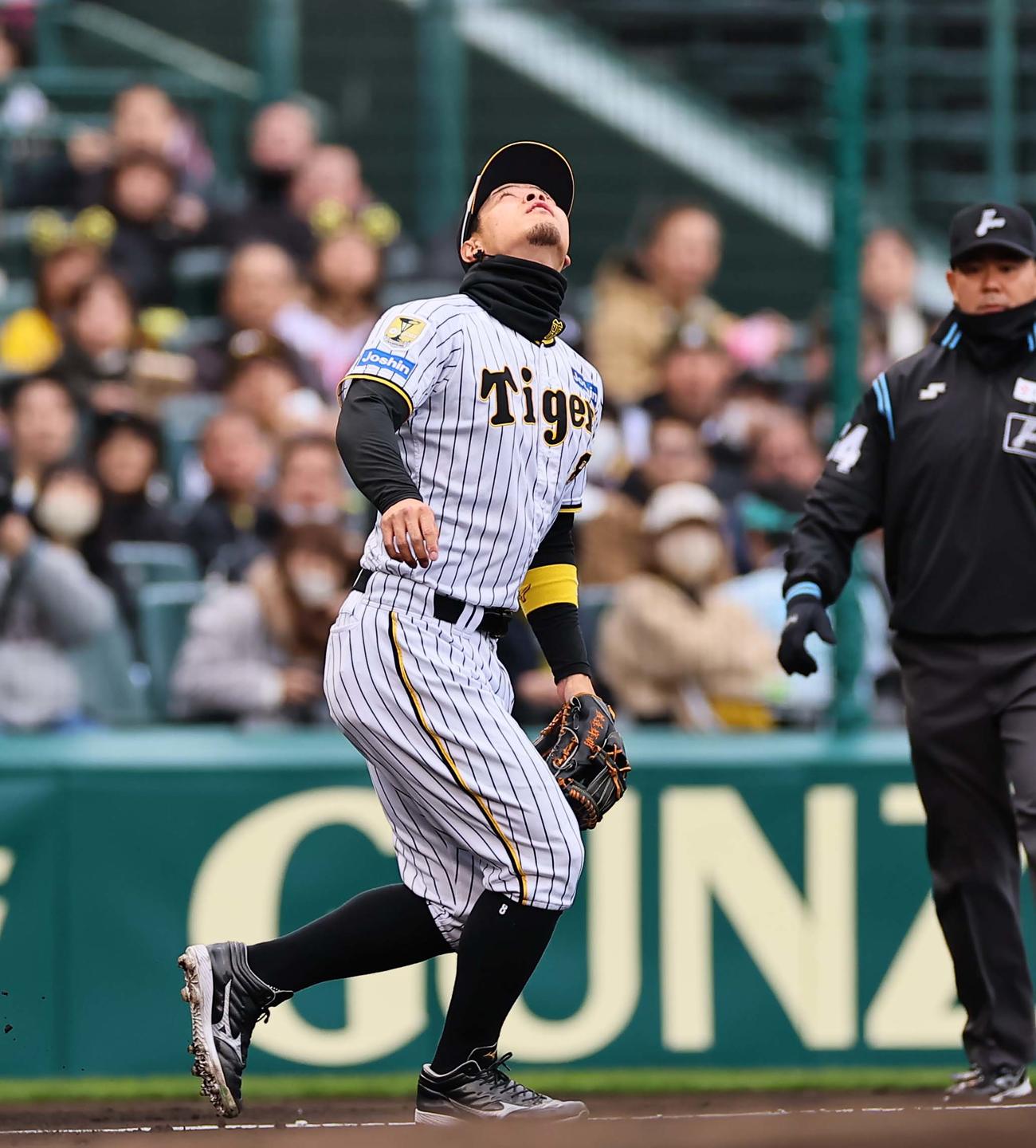 阪神対楽天オープン戦　2回表楽天無死、佐藤輝は阿部寿樹の飛球をエラーする（撮影・上田博志）