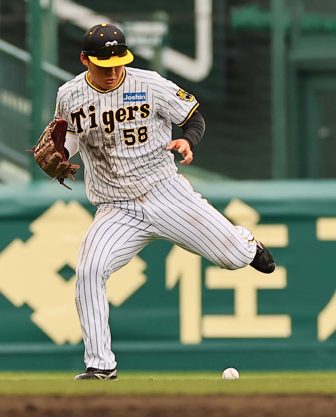 阪神対楽天　5回表楽天1死二塁、前川は渡辺佳の安打を後逸しフランコの生還を許す（撮影・上田博志）