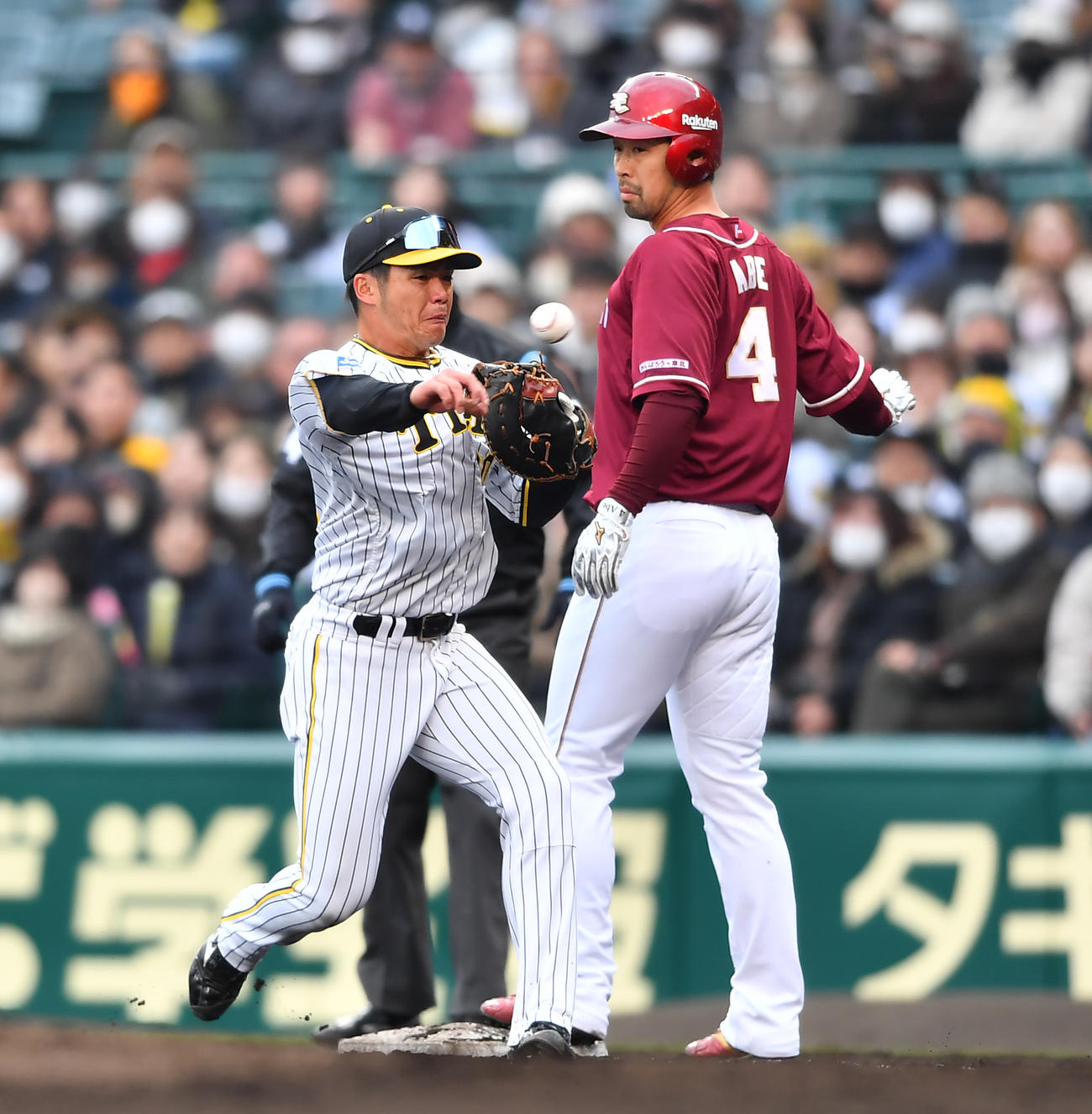 阪神対楽天　9回表楽天2死二塁、阿部（右）の右前適時打で中継プレーに入った小野寺は、本塁に悪送球する（撮影・清水貴仁）