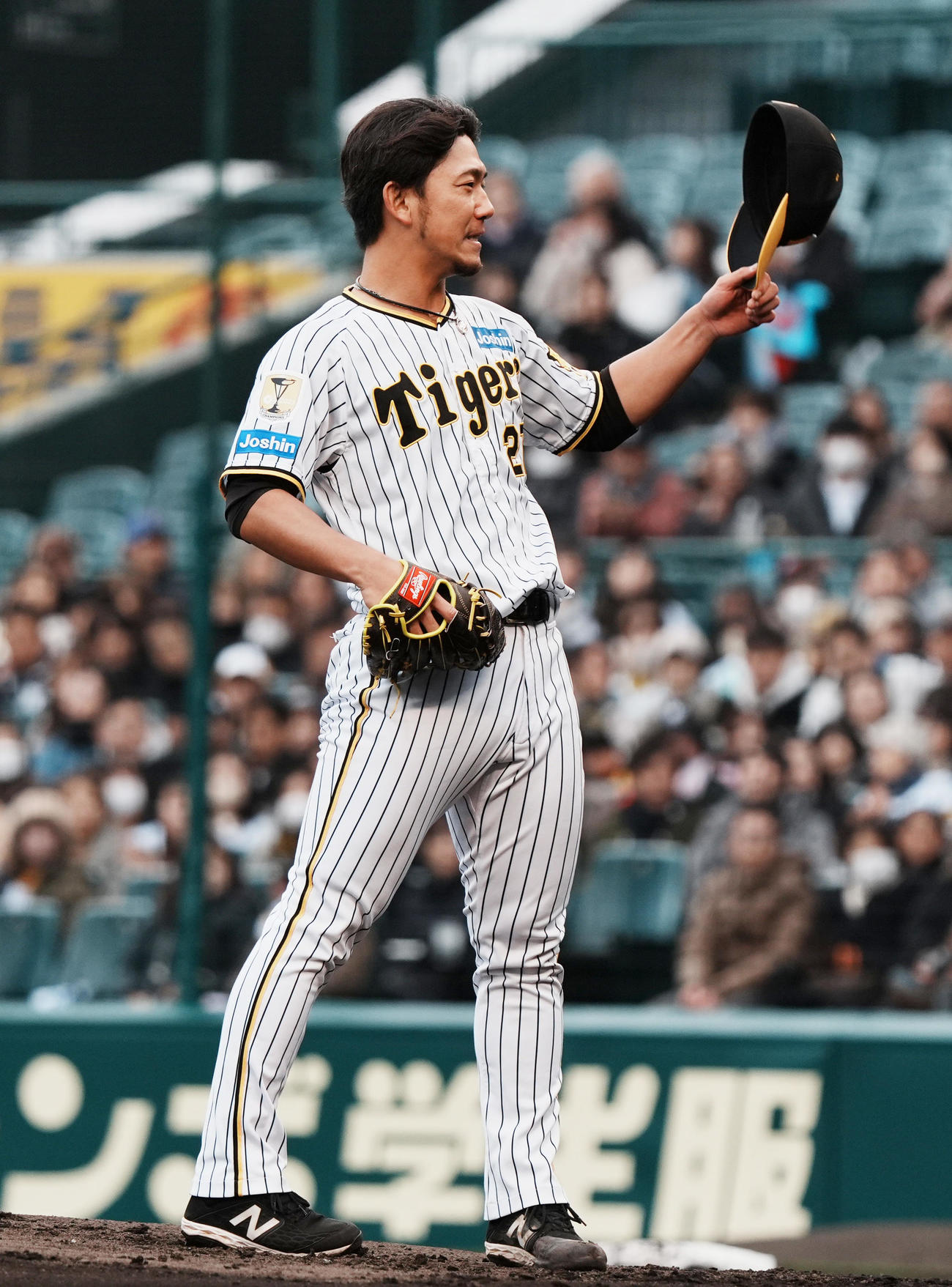阪神対楽天　3回表楽天2死二塁、島内に死球を当ててしまい帽子を取る阪神伊藤将（撮影・清水貴仁）