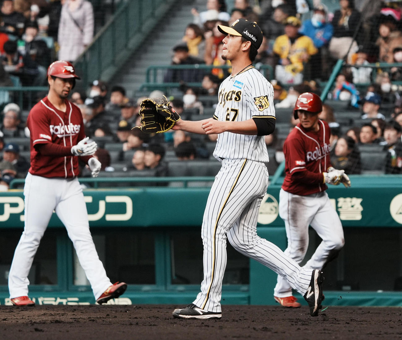 阪神対楽天　3回表楽天2死一、二塁、茂木の右前適時打を打たれ厳しい顔の阪神伊藤将（中央）（撮影・清水貴仁）