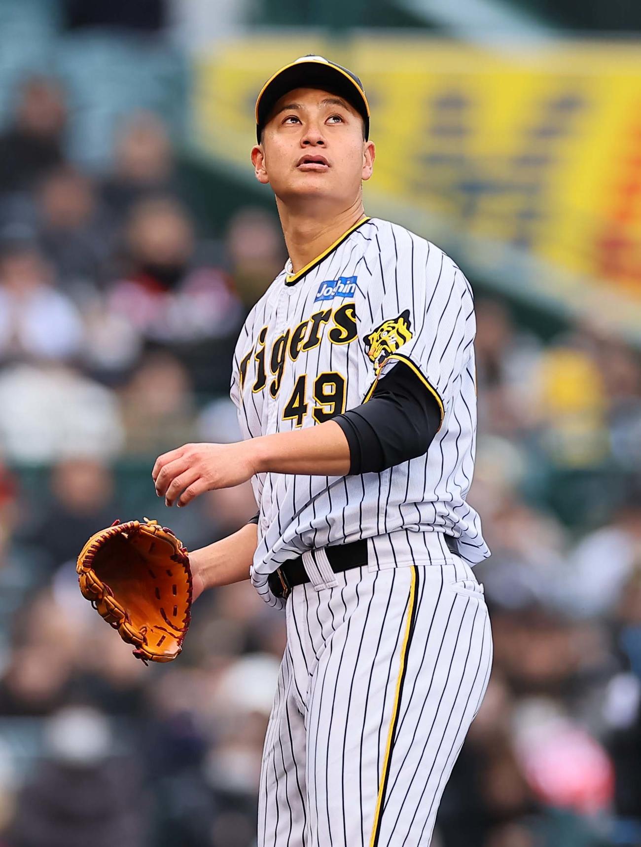 阪神対楽天オープン戦　7回表楽天2死、大竹は渡辺佳明の本塁打の打球を見上げる（撮影・上田博志）