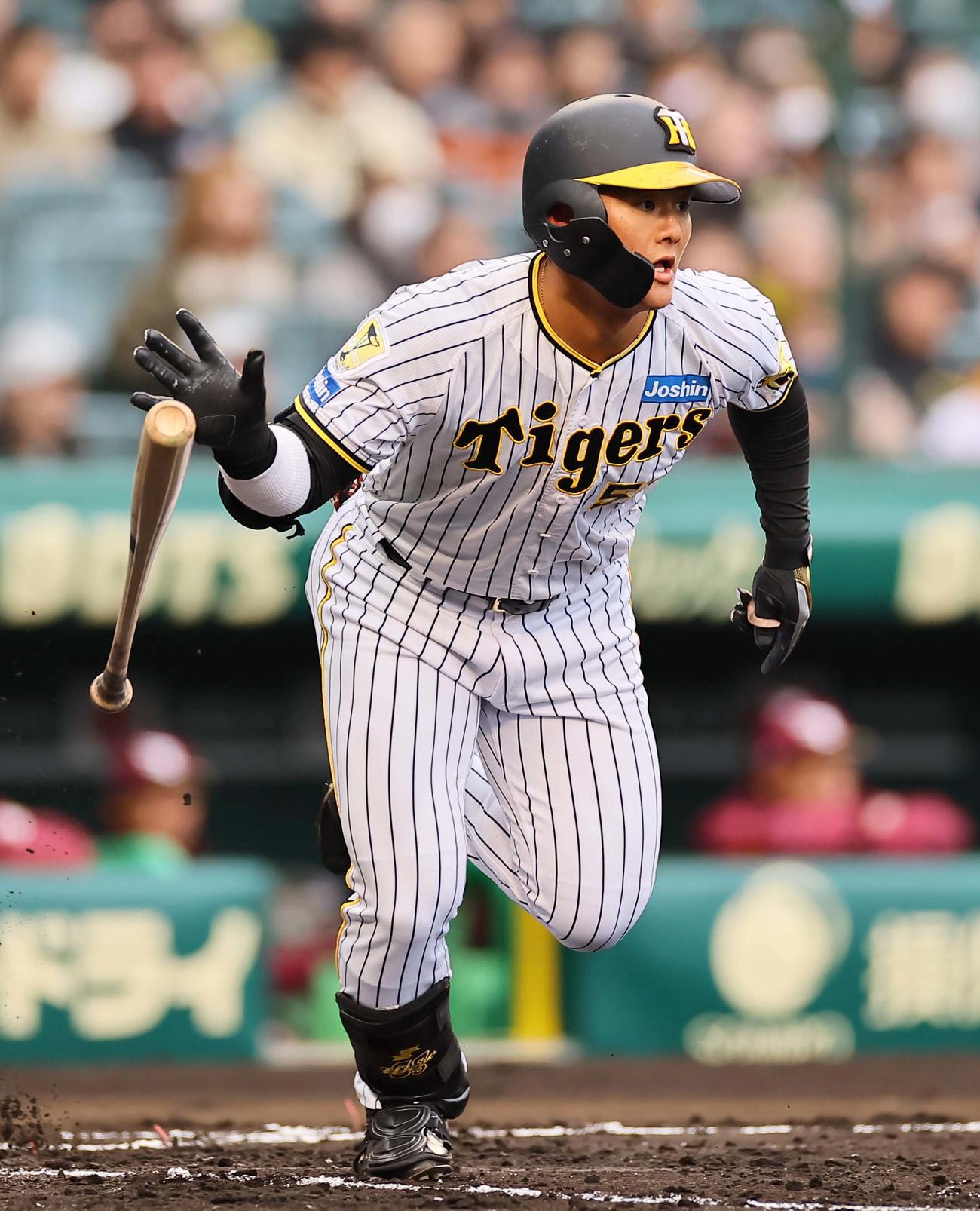 阪神対楽天　2回裏阪神1死二塁、前川は右前打を放つ（撮影・上田博志）