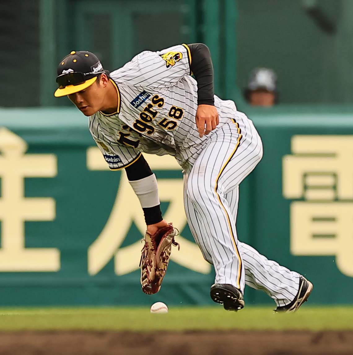 阪神対楽天　5回表楽天1死二塁、前川は渡辺佳の安打を後逸しフランコの生還を許す（撮影・上田博志）