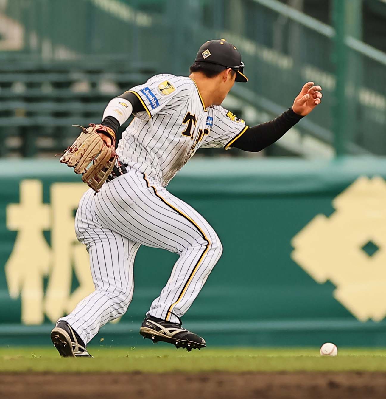 阪神対楽天　5回表楽天1死二塁、前川は渡辺佳の安打を後逸しフランコの生還を許す（撮影・上田博志）