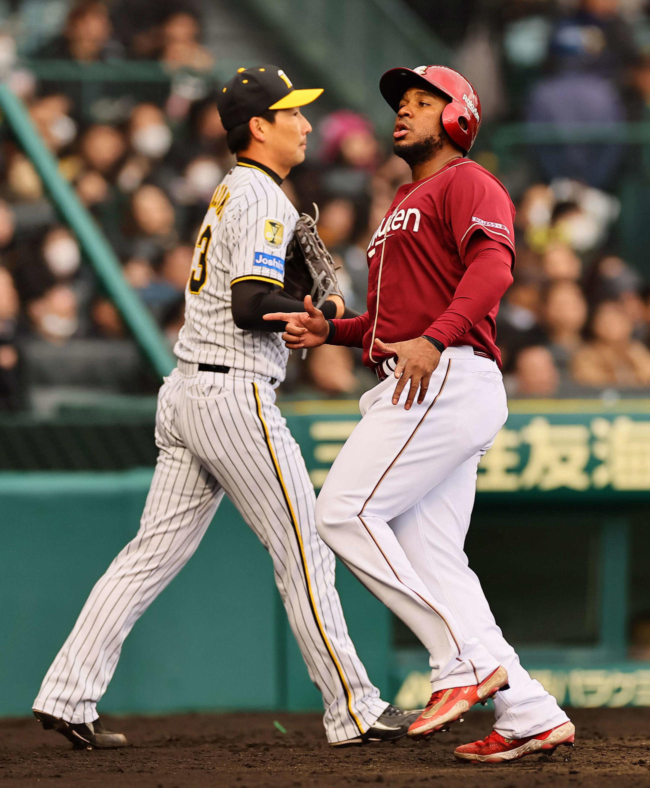 阪神対楽天オープン戦　5回表楽天1死二塁、前川のファンブルで生還するフランコ（右）。左は岩崎（撮影・上田博志）