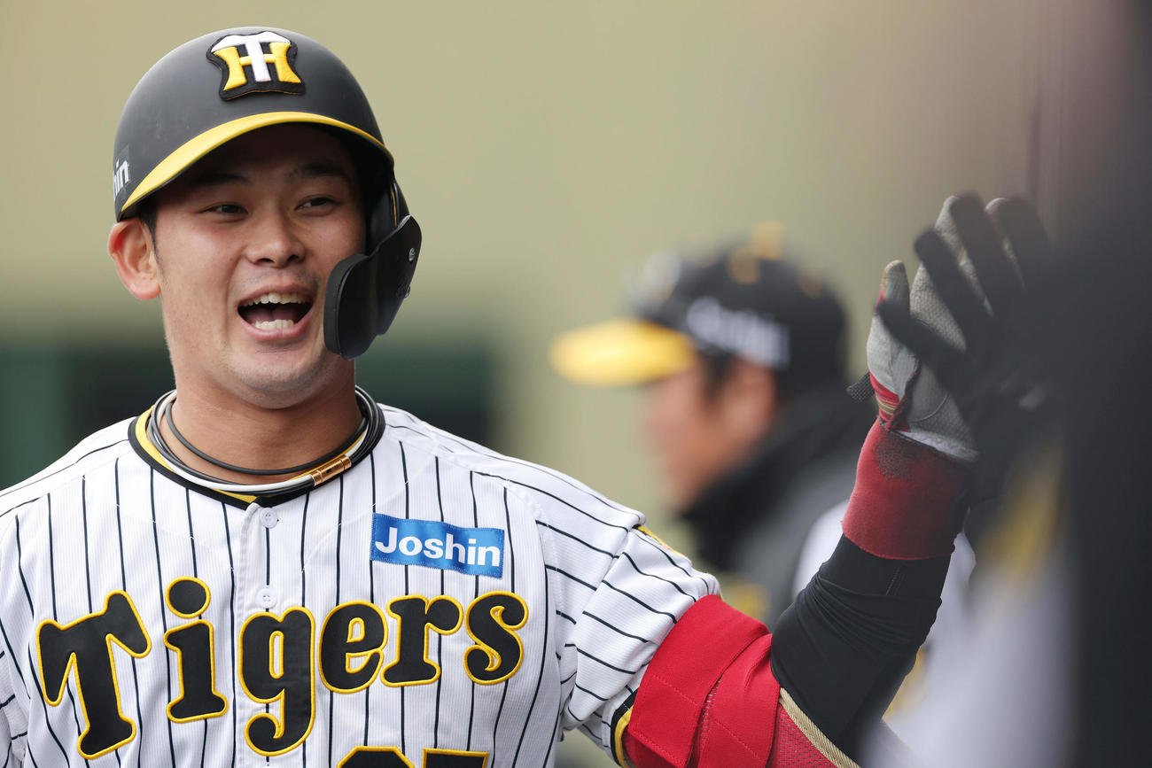 教育リーグのソフトバンク戦で左越え本塁打を放ち、ナインに迎えられる阪神野口（撮影・前田充）