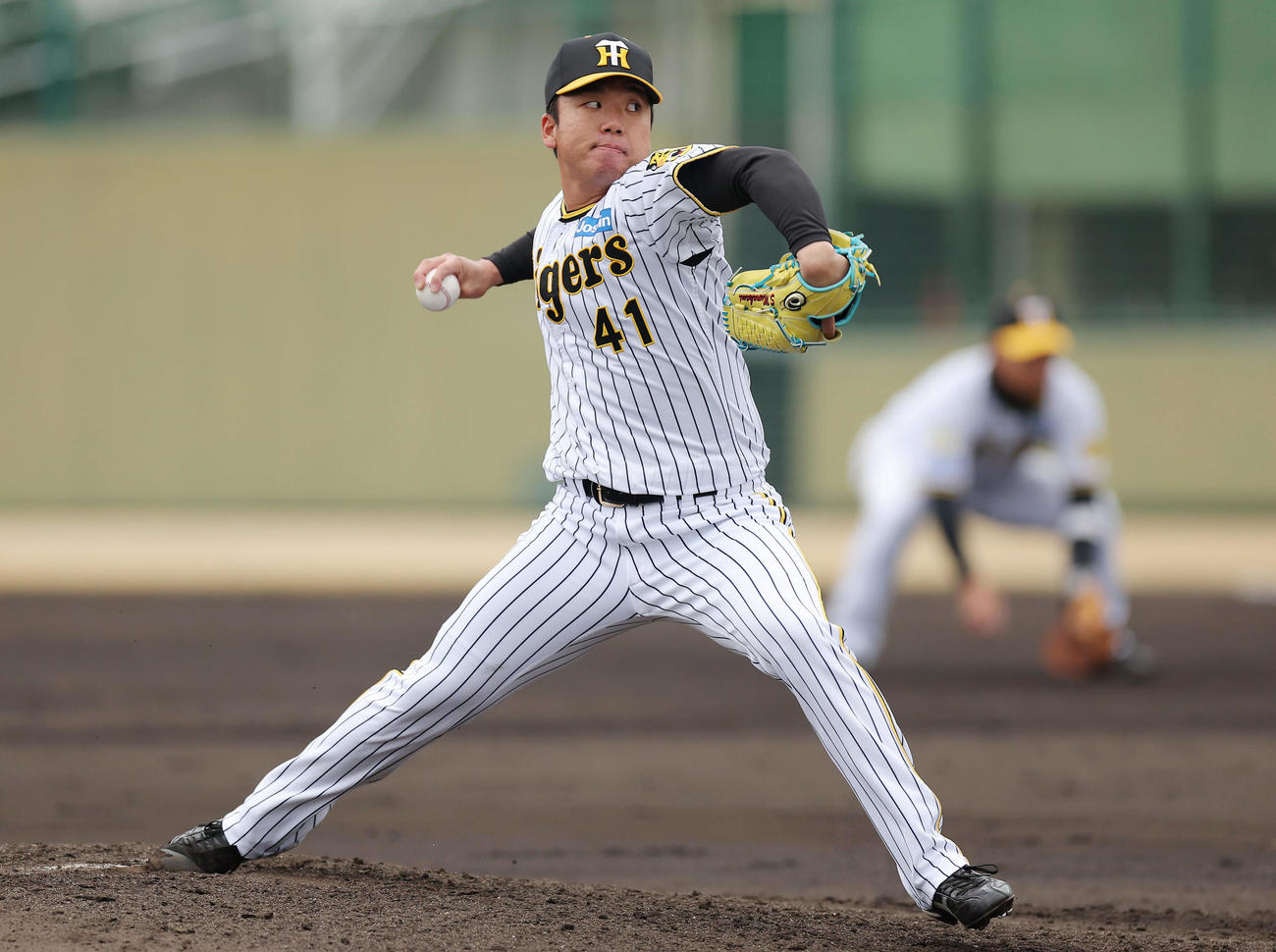 教育リーグのソフトバンク戦で力投する阪神村上（撮影・前田充）