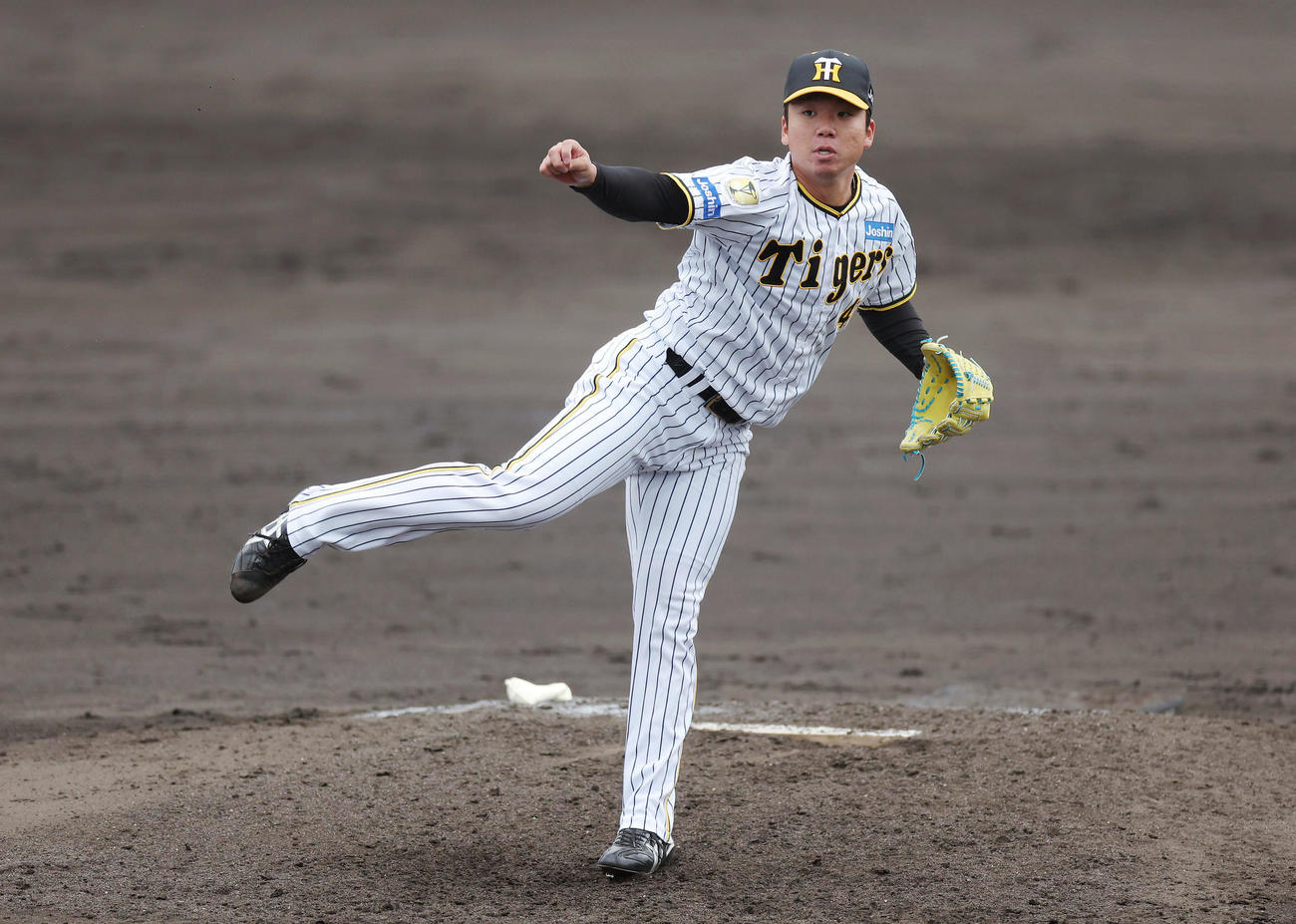 教育リーグのソフトバンク戦で力投する阪神村上（撮影・前田充）