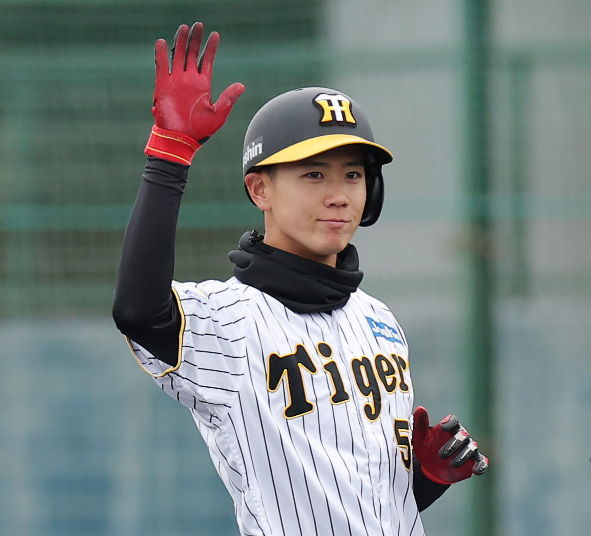 教育リーグのソフトバンク戦で左前打を放ち、ベンチに向かって手を上げる阪神山田（撮影・前田充）