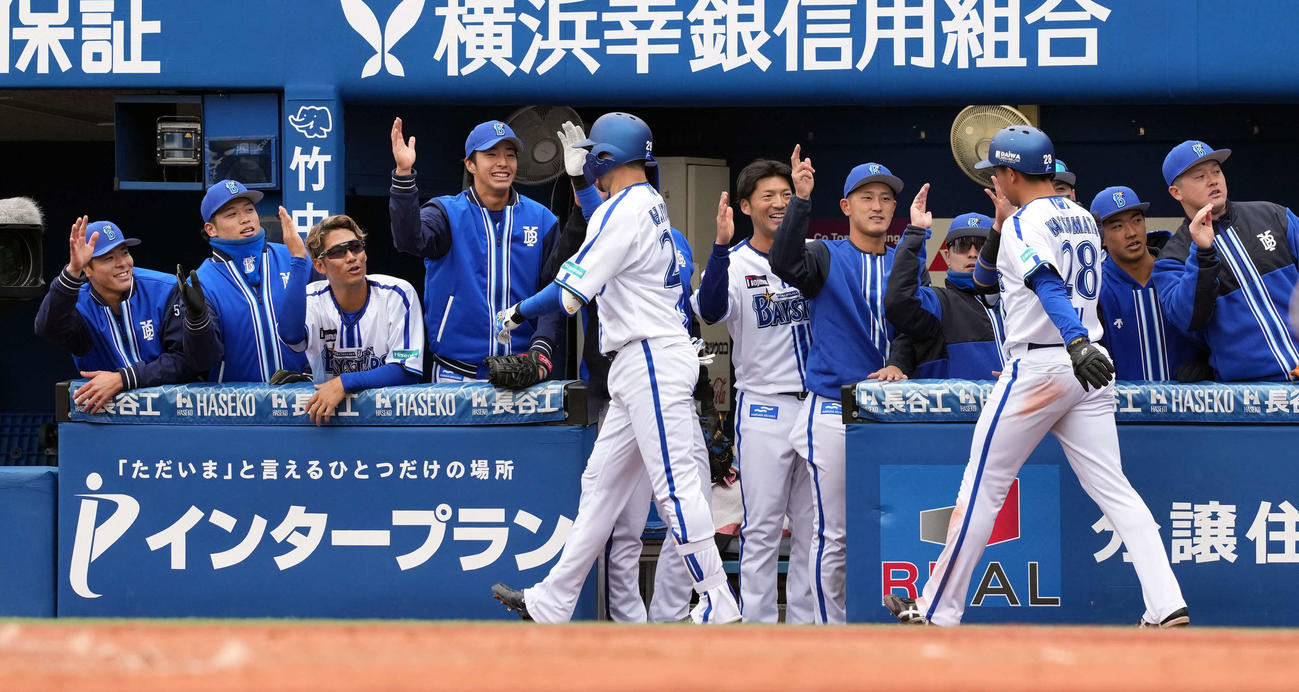 DeNA対ロッテ　8回裏DeNA2死二、三塁、3点本塁打を放った伊藤を迎える、左から中川颯と小園らナイン（撮影・たえ見朱実）