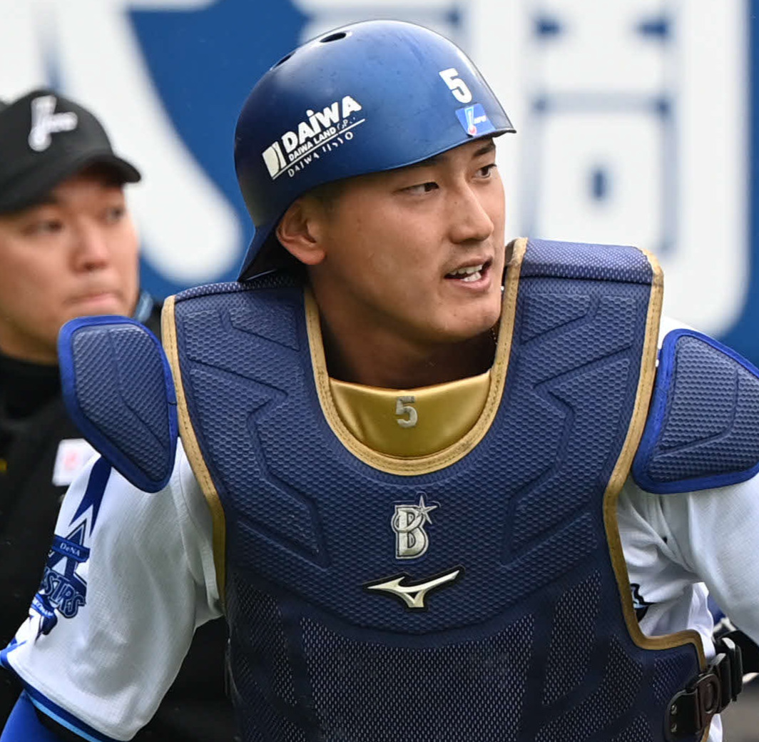 DeNA対ロッテ　2回表ロッテ1死一塁、松尾ははじいた暴投を追いかける（撮影・山崎安昭）