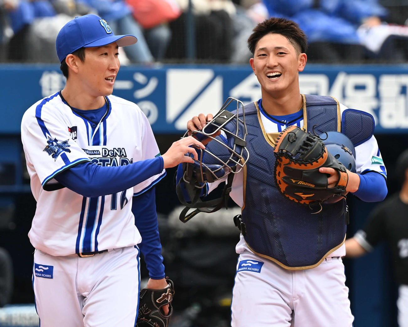 DeNA対ロッテ　2回表ロッテ2死一、二塁、和田の捕邪飛をキャッチした松尾（右）は大貫の声かけに笑顔（撮影・山崎安昭）