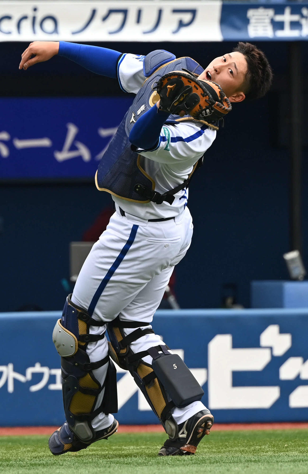 DeNA対ロッテ　2回表ロッテ2死一、二塁、松尾は和田の捕邪飛をキャッチ（撮影・山崎安昭）