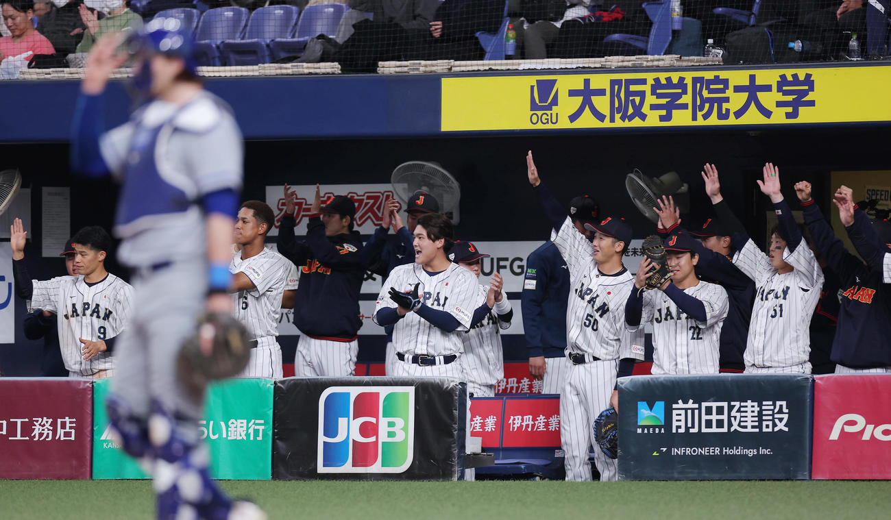 日本対欧州　1回裏日本1死一、三塁、紅林の適時打に盛り上がる日本ベンチ（撮影・前田充）