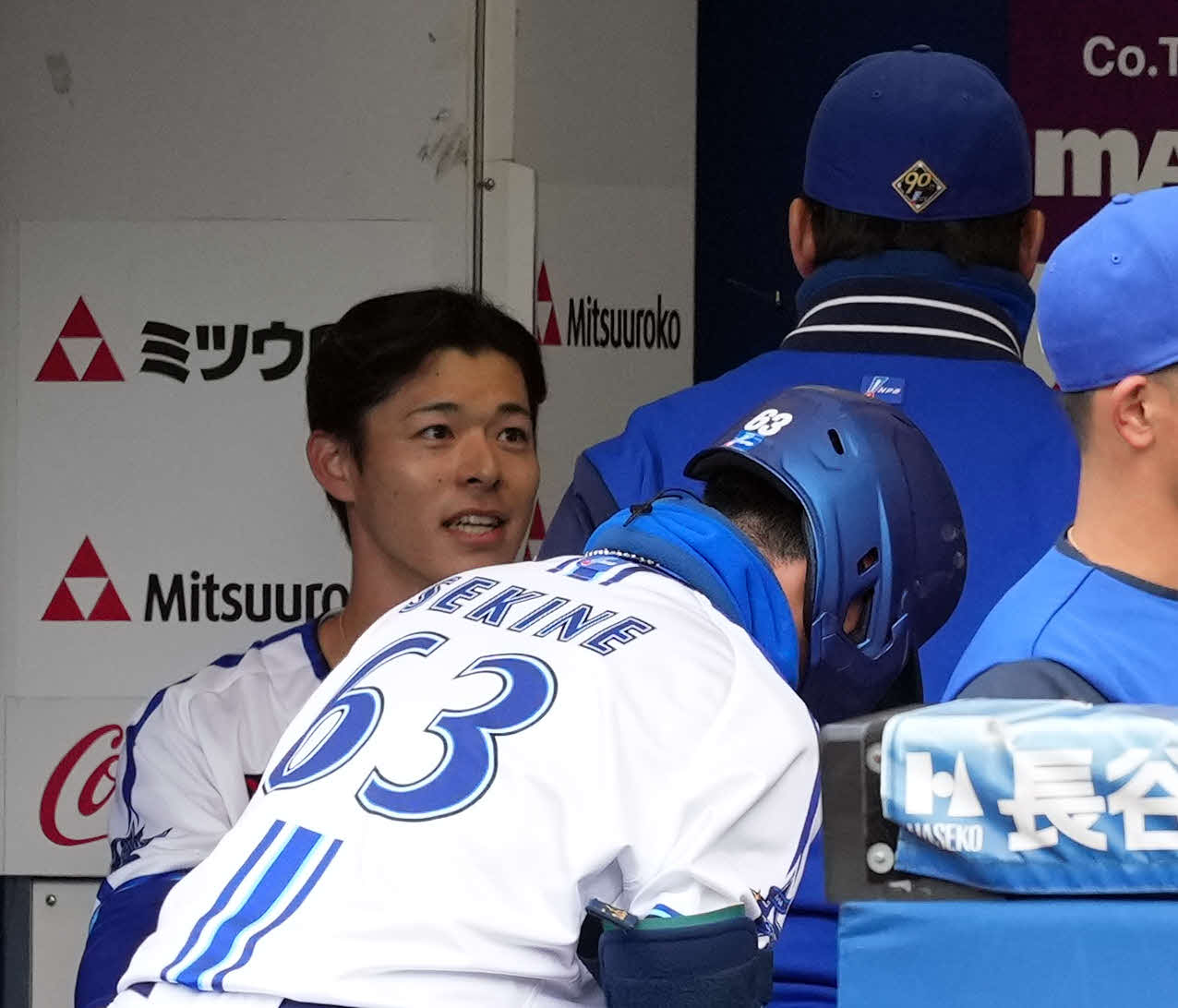 DeNA対ロッテ　8回終了後、三浦大輔監督と話しをするDeNA中川颯（撮影・たえ見朱実）
