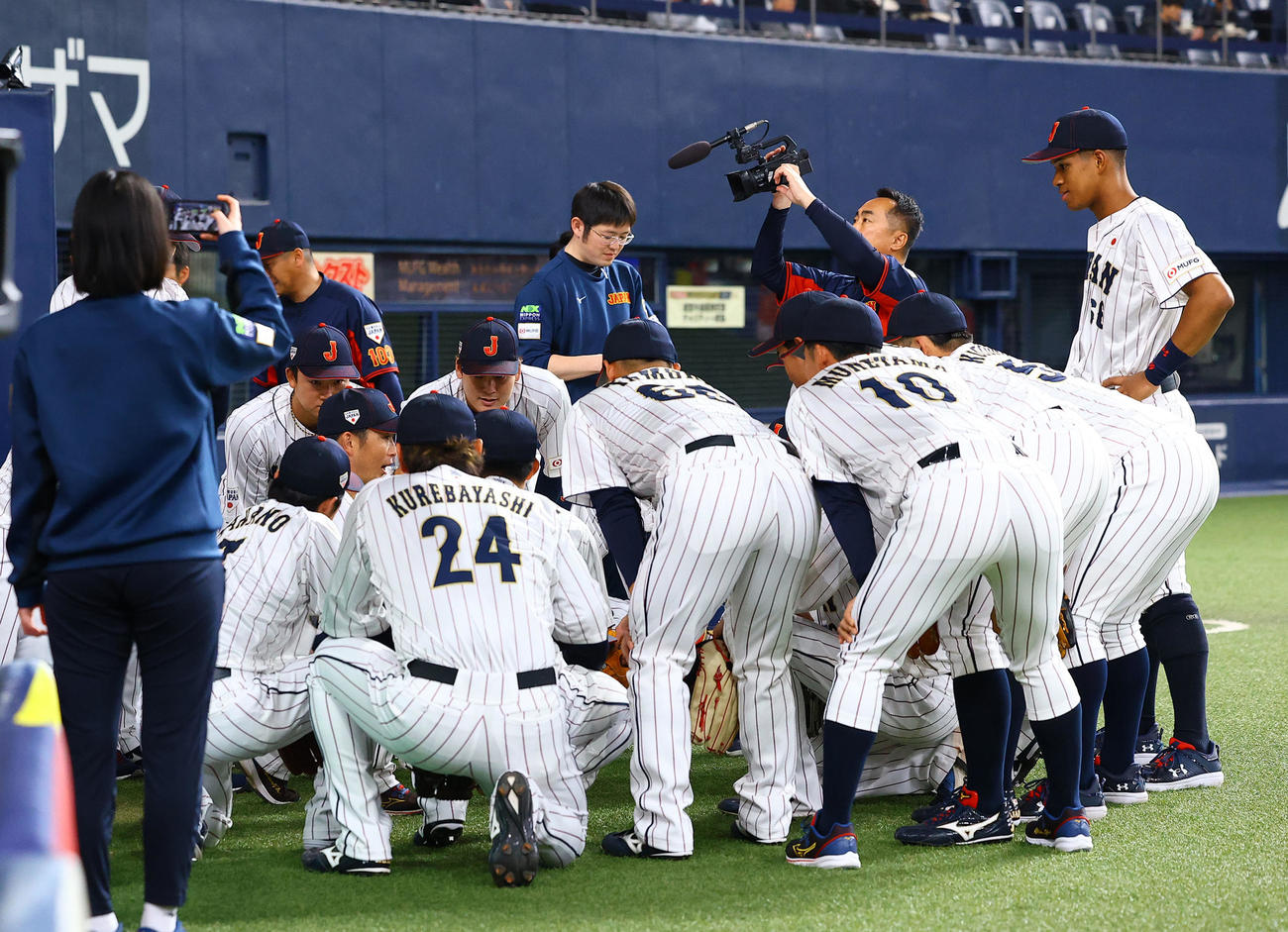 試合を前に円陣を組む日本（撮影・藤尾明華）