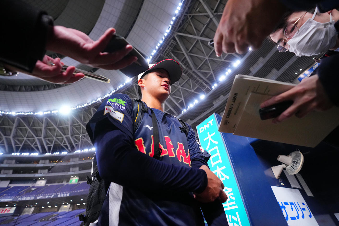 練習を終えた取材に応じる中村（撮影・藤尾明華）