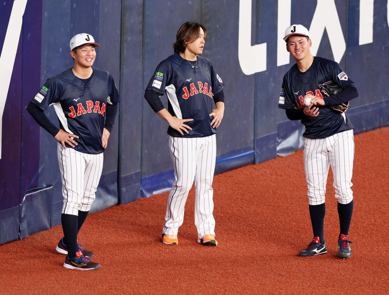 侍ジャパン対欧州代表　宮城と談笑する中村（左）、右は金丸（撮影・加藤哉）