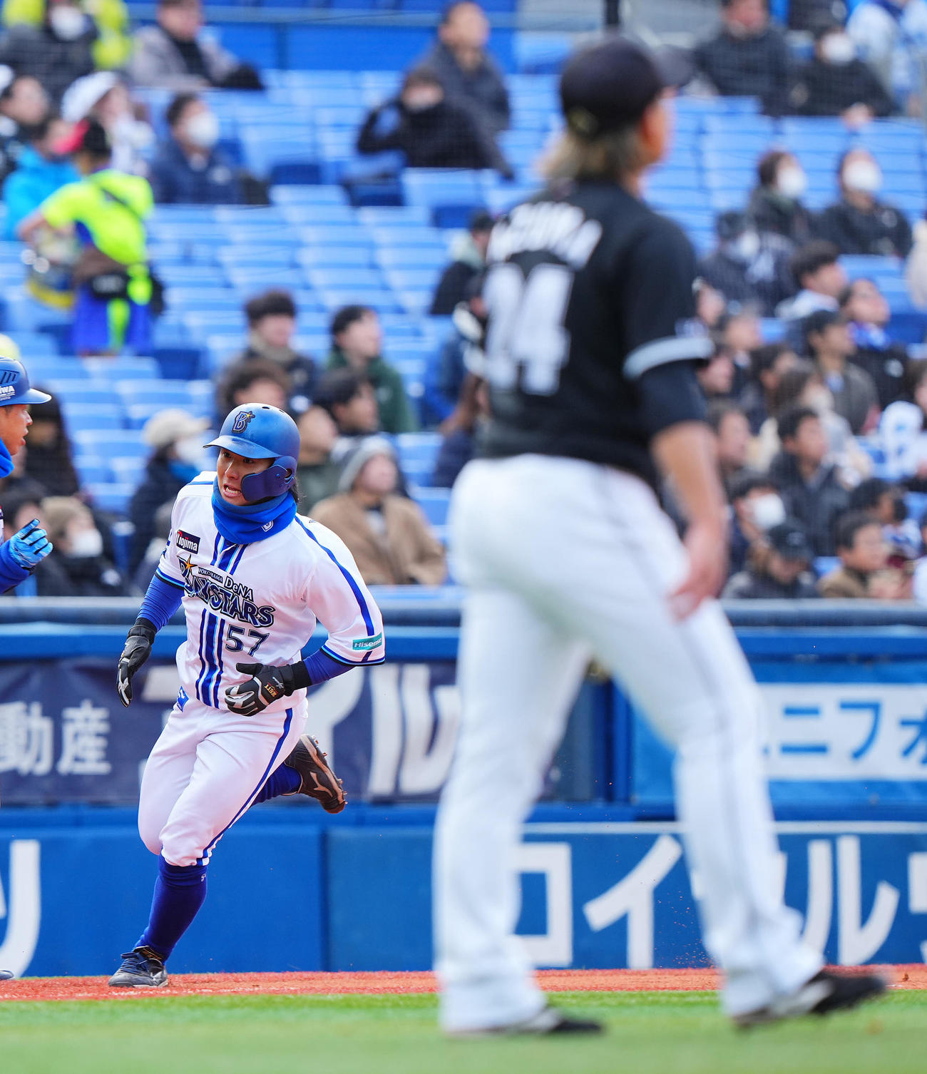DeNA対ロッテ　7回裏DeNA2死二、三塁、京田の打球で兄の勇輔（手前）を横目に走る二走東妻（撮影・垰建太）