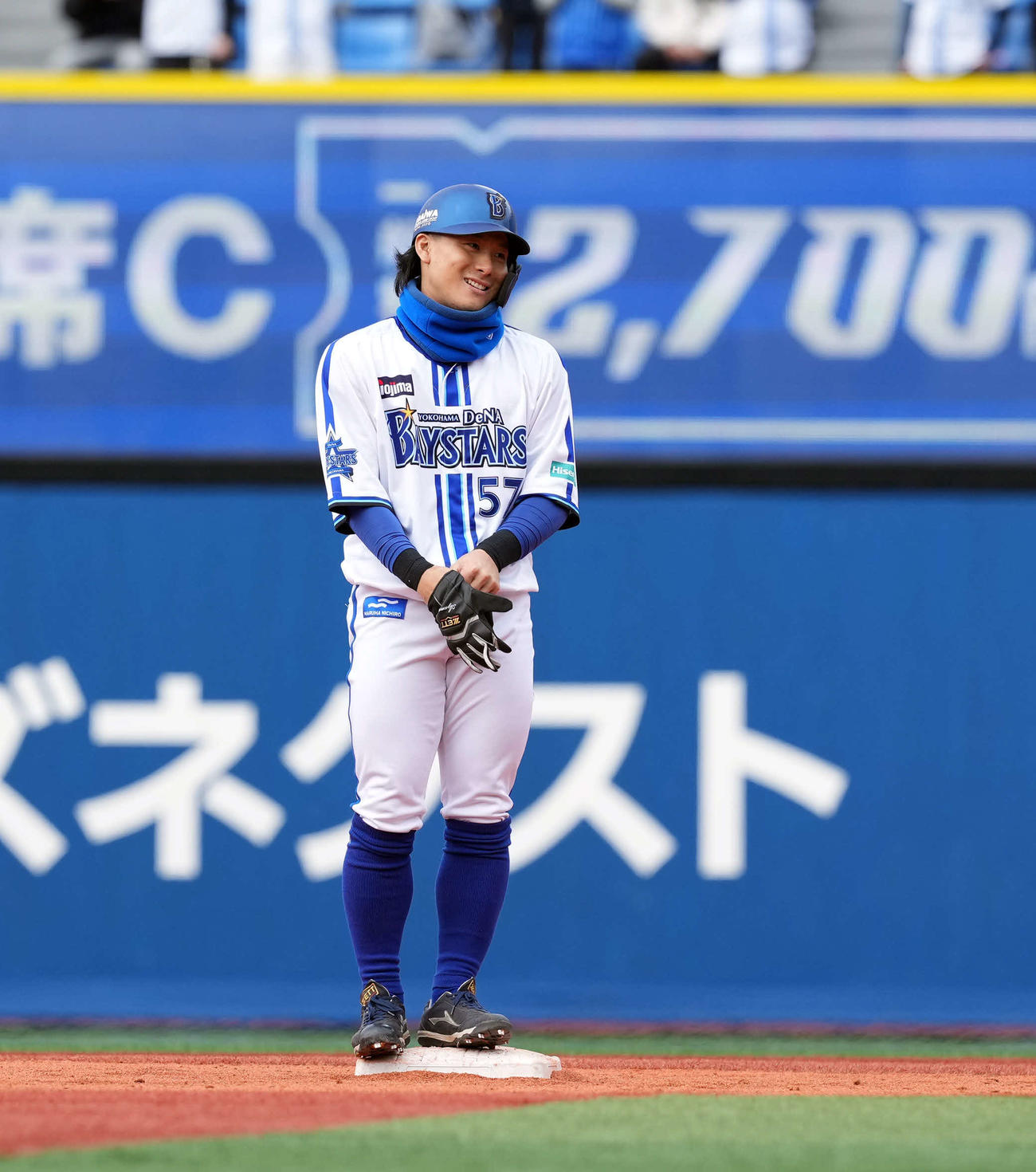 DeNA対ロッテ　7回裏DeNA1死一塁、兄の勇輔から二塁打を放った代打東妻（撮影・たえ見朱実）
