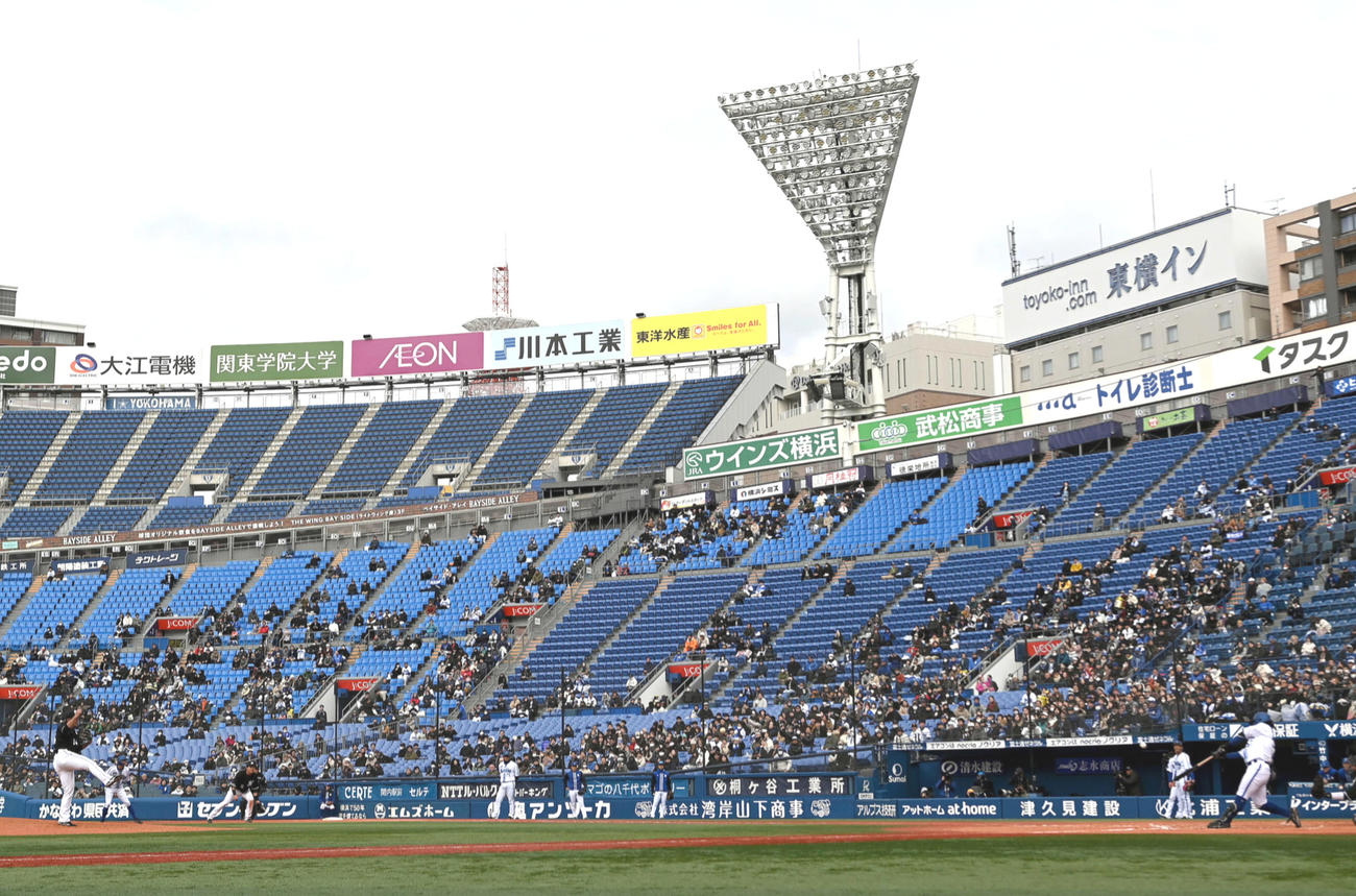 DeNA対ロッテ　7回裏DeNA1死一塁、兄の東妻勇輔（左）から二塁打を放った代打東妻純平（撮影・たえ見朱実）