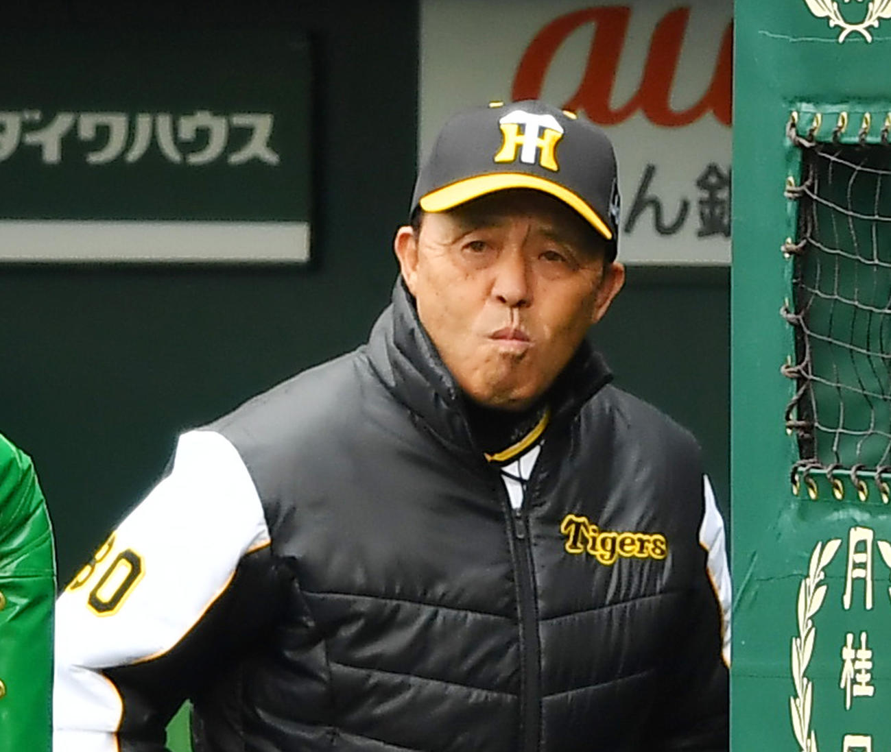 阪神対楽天　ベンチで険しい顔をみせる阪神岡田監督（撮影・清水貴仁）