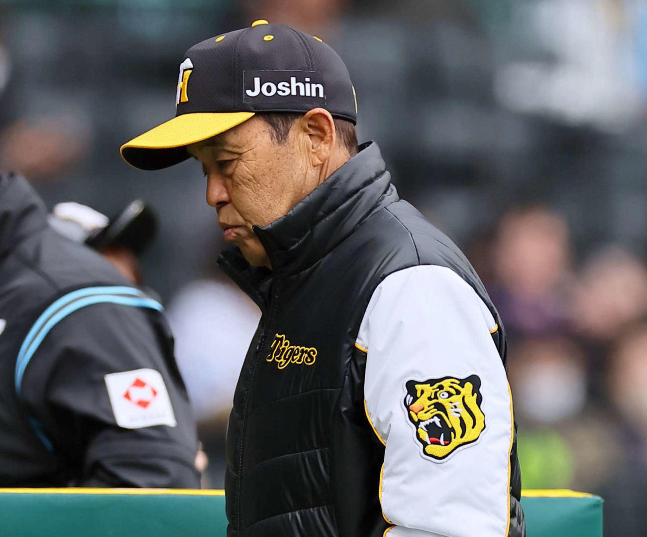 阪神対楽天オープン戦　選手交代を告げる岡田監督（撮影・上田博志）