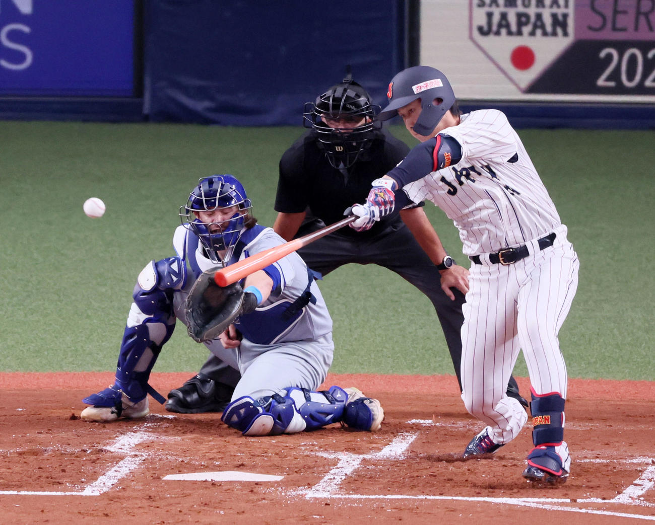 日本対欧州　1回裏日本2死一、三塁、紅林は右前適時打を放つ（撮影・加藤哉）