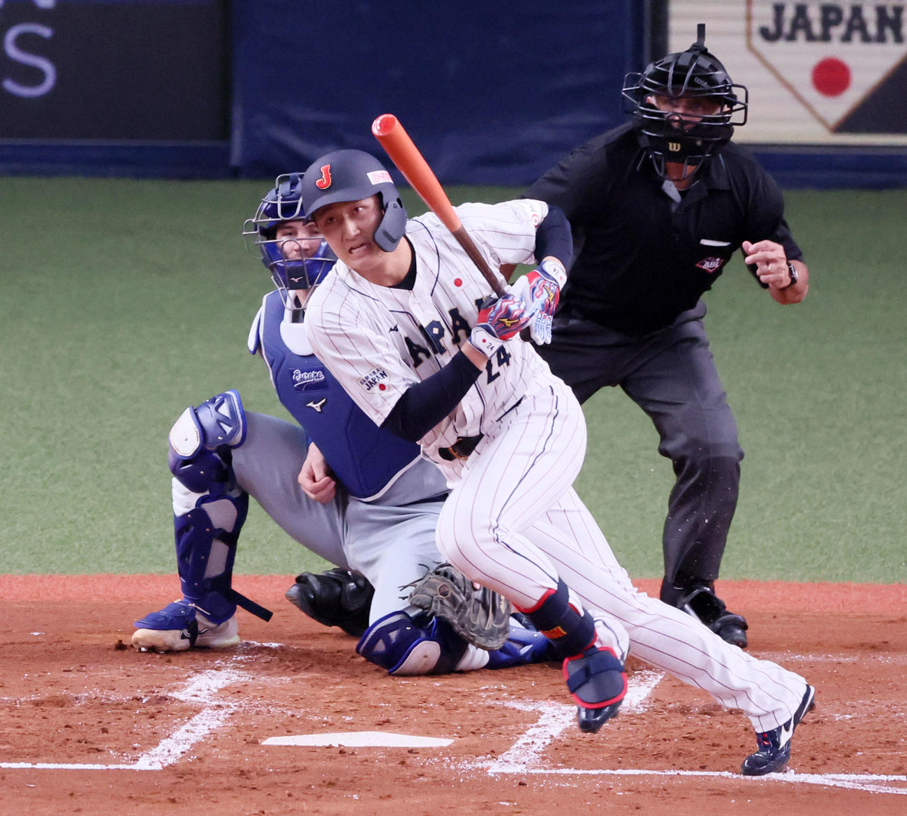 日本対欧州　1回裏日本2死一、三塁、紅林は右前適時打を放つ（撮影・加藤哉）