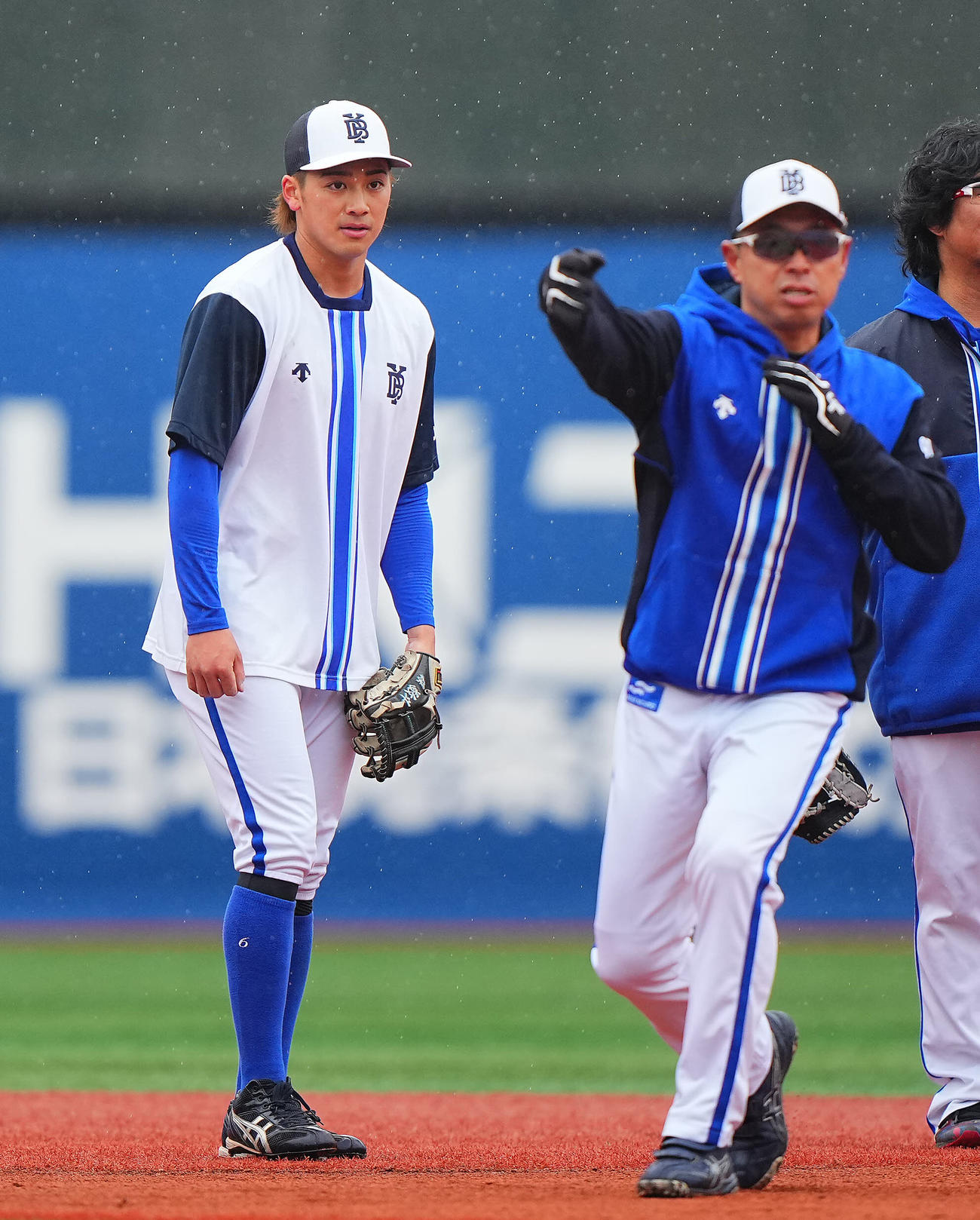 DeNA対ロッテ　試合前練習でDeNA森（左）は田中コーチから指導を受ける（撮影・垰建太）
