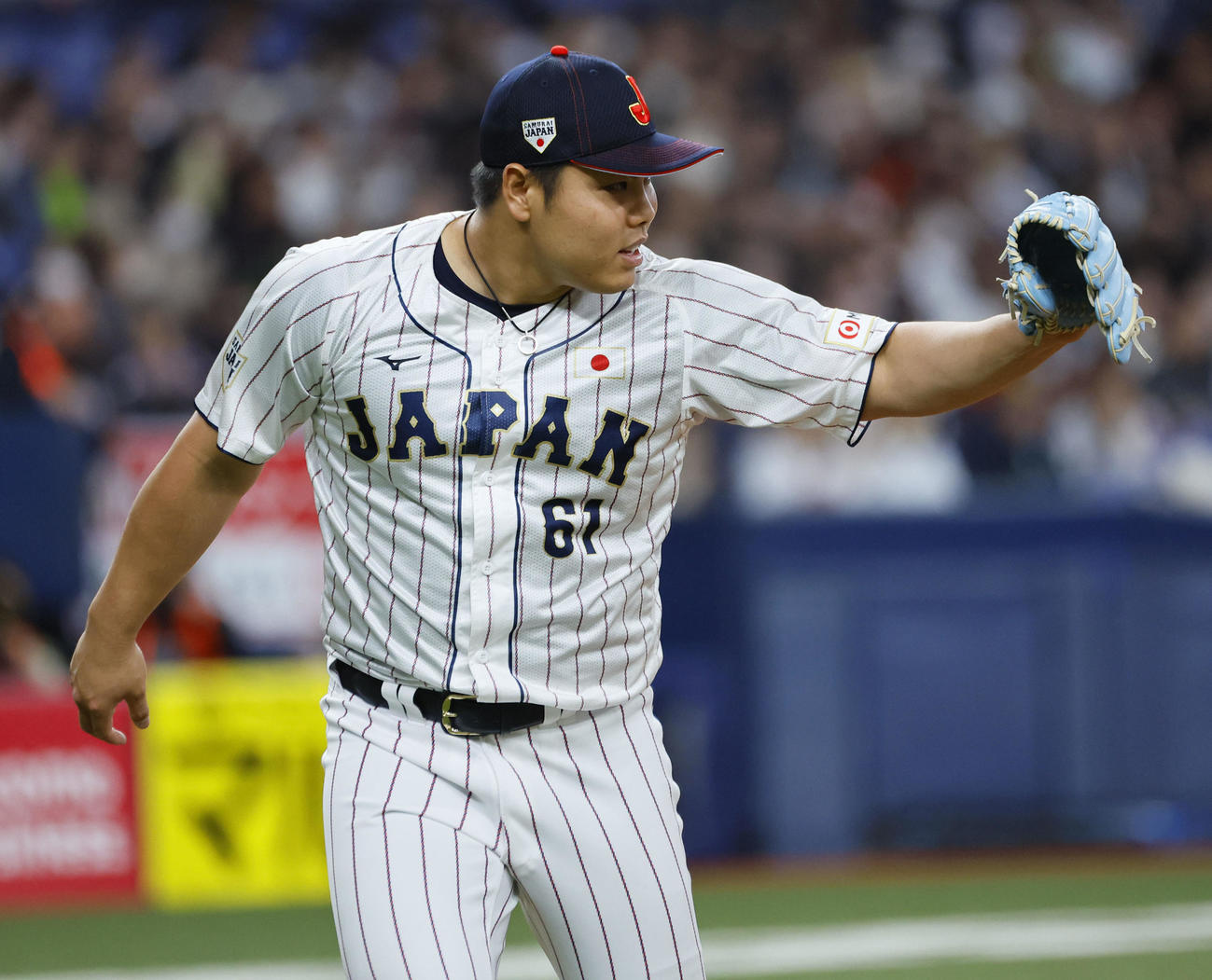 日本対欧州　1回を終え、野手を迎える平良（撮影・藤尾明華）