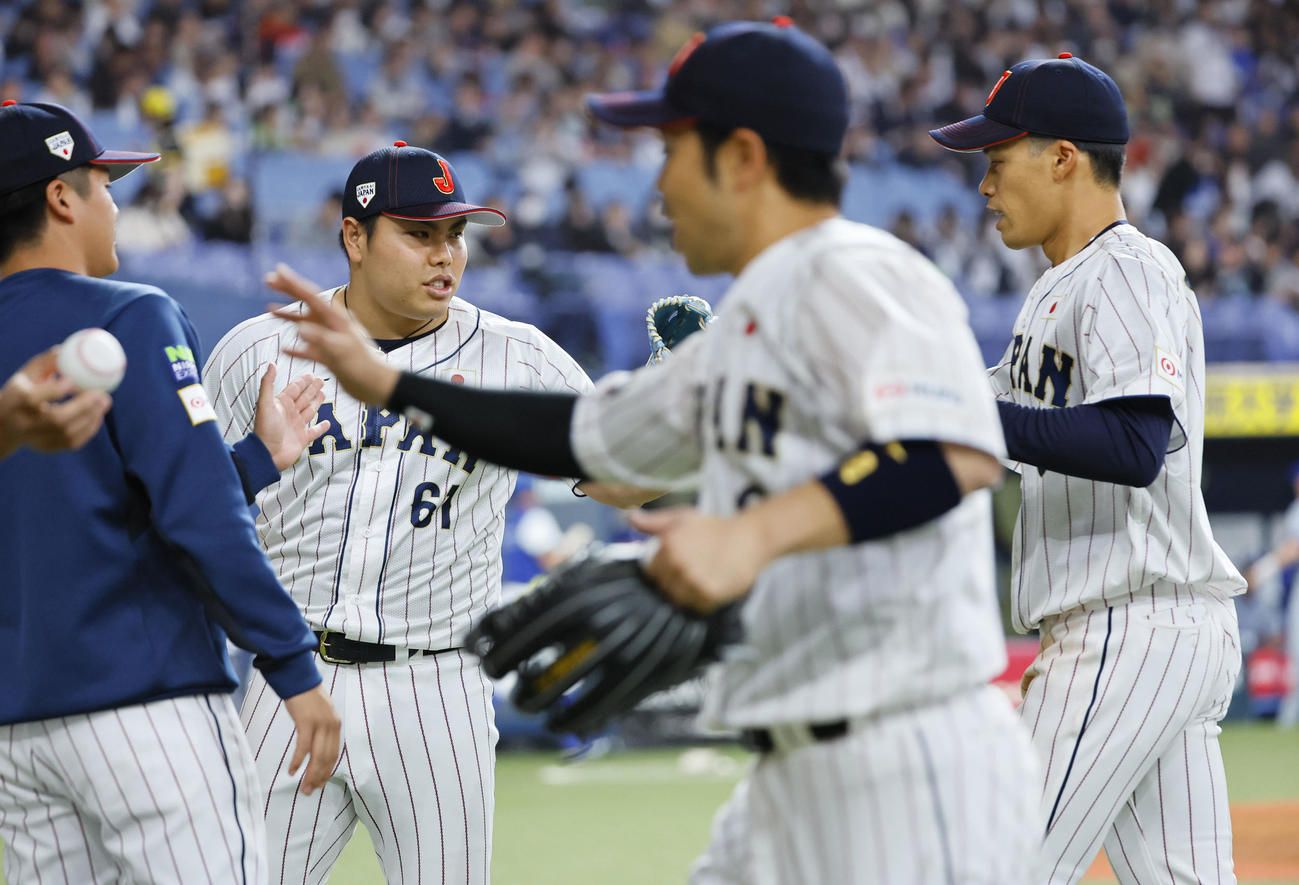 日本対欧州　2回を終え、塩見（右）を出迎える平良（左から2人目）（撮影・藤尾明華）