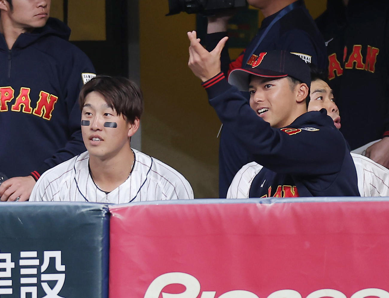 日本対欧州　試合中、ベンチで言葉を交わす小園（左）と宗山（撮影・前田充）