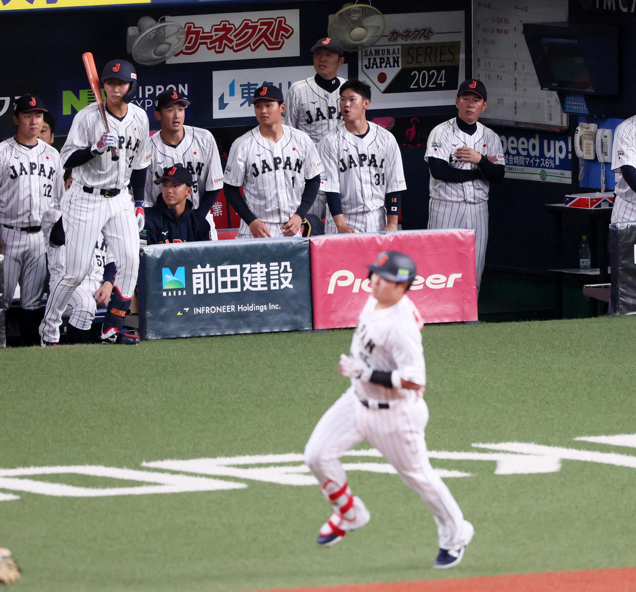 侍ジャパン対欧州代表　1回裏侍ジャパン1死二、三塁、ベンチから村上の右適時打を見る井端監督（右）とナイン（撮影・加藤哉）