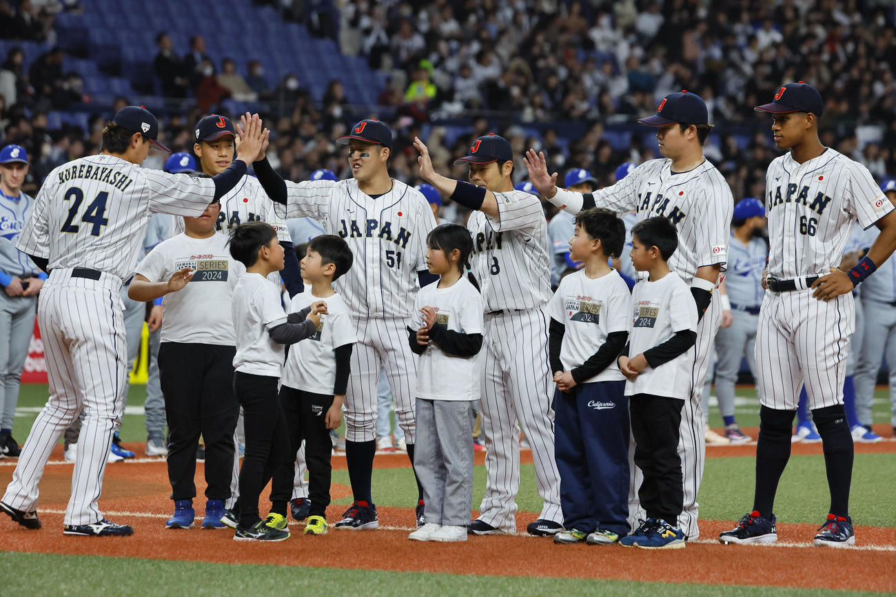 試合前のセレモニーでタッチを交わす（左から）紅林、塩見、小園、近藤、村上、万波（撮影・藤尾明華）