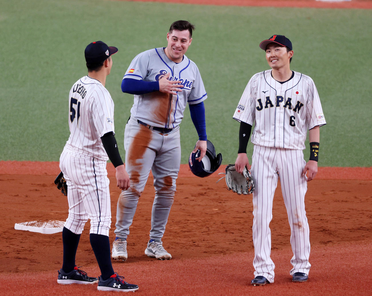 日本対欧州　5回表欧州無死、ヒメネス（中央）の二塁判定がリクエストとなり、場内に流れる映像で確認する小園（左）と源田（撮影・加藤哉）