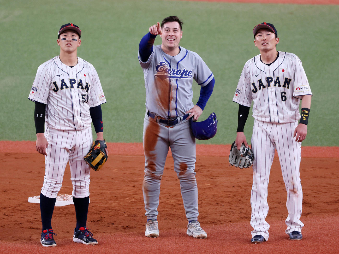 日本対欧州　5回表欧州無死、ヒメネス（中央）の二塁判定がリクエストとなり、場内に流れる映像で確認する小園（左）と源田（撮影・加藤哉）