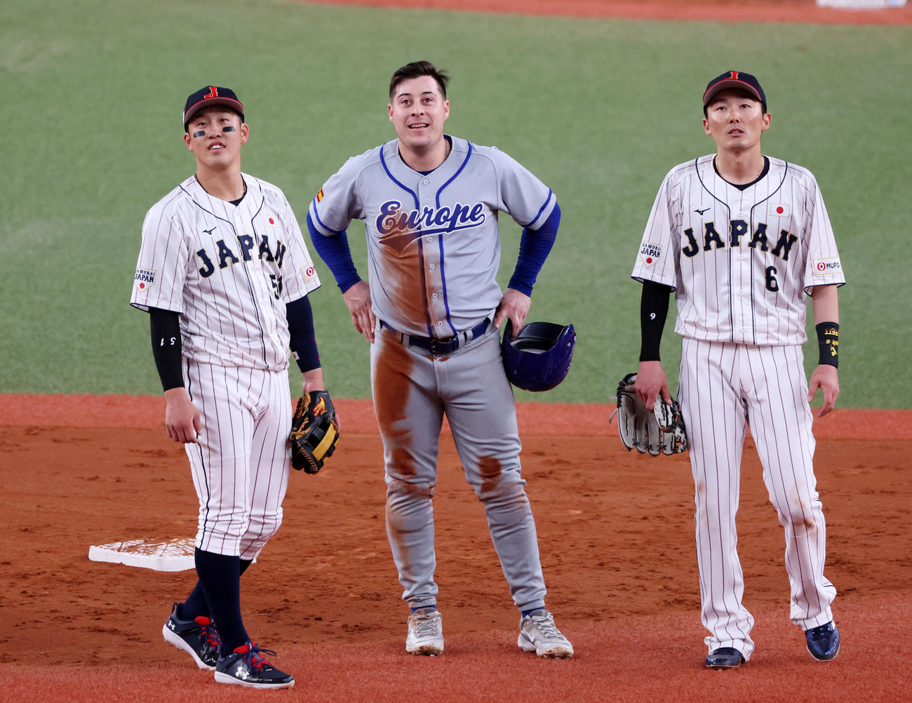日本対欧州　5回表欧州無死、ヒメネス（中央）の二塁判定がリクエストとなり、場内に流れる映像で確認する小園（左）と源田（撮影・加藤哉）