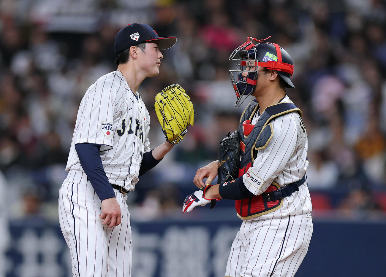 日本対欧州　5回表、日本3番手でマウンドに上がる森下暢（左）と言葉を交わす坂倉（撮影・前田充）