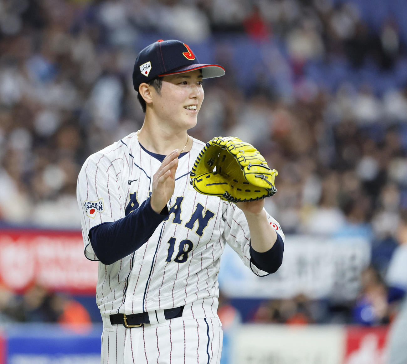 日本対欧州　5回を終え、笑顔でベンチに戻る森下（撮影・藤尾明華）