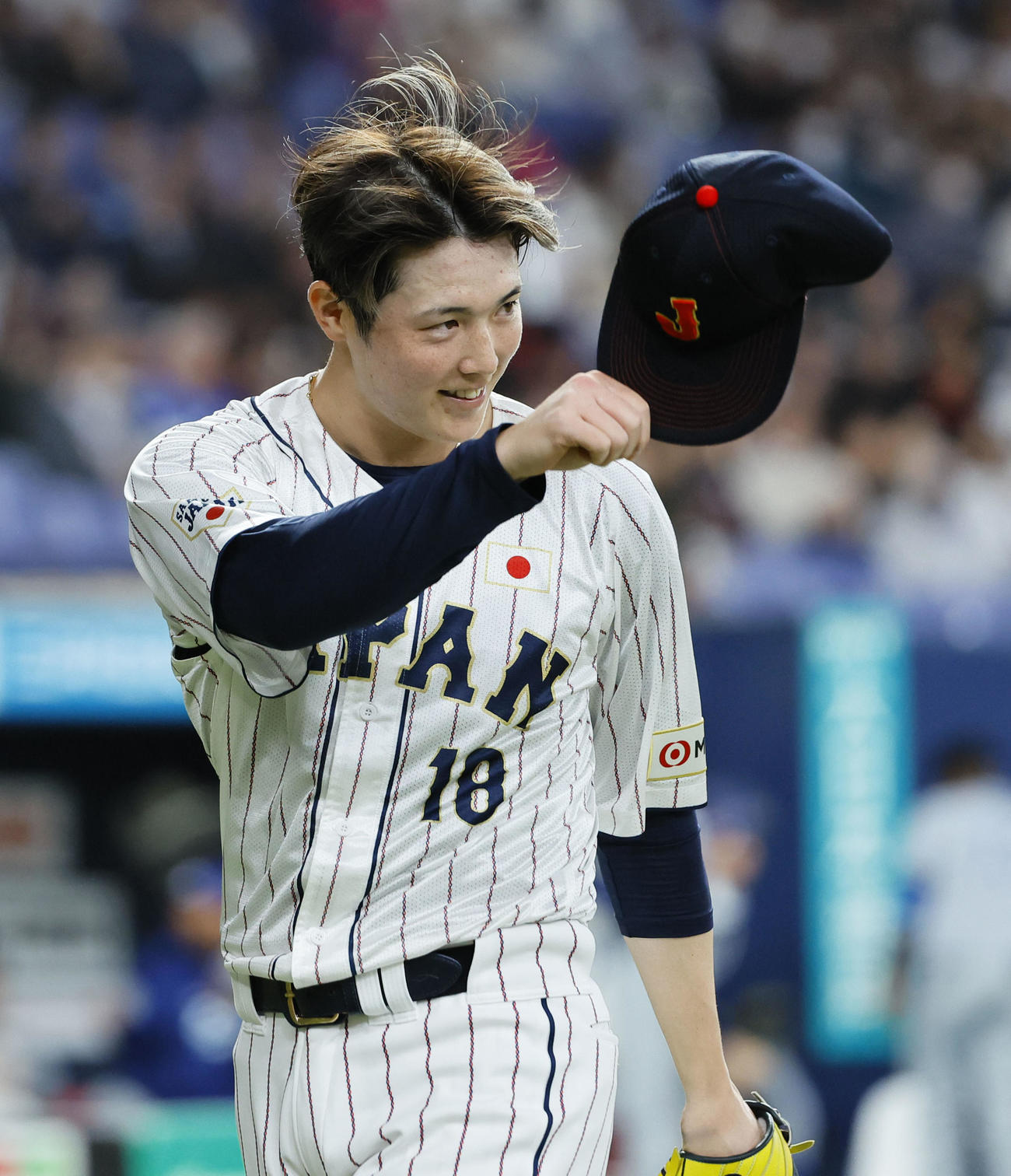 日本対欧州　5回を終え、帽子をとってベンチに戻る森下（撮影・藤尾明華）