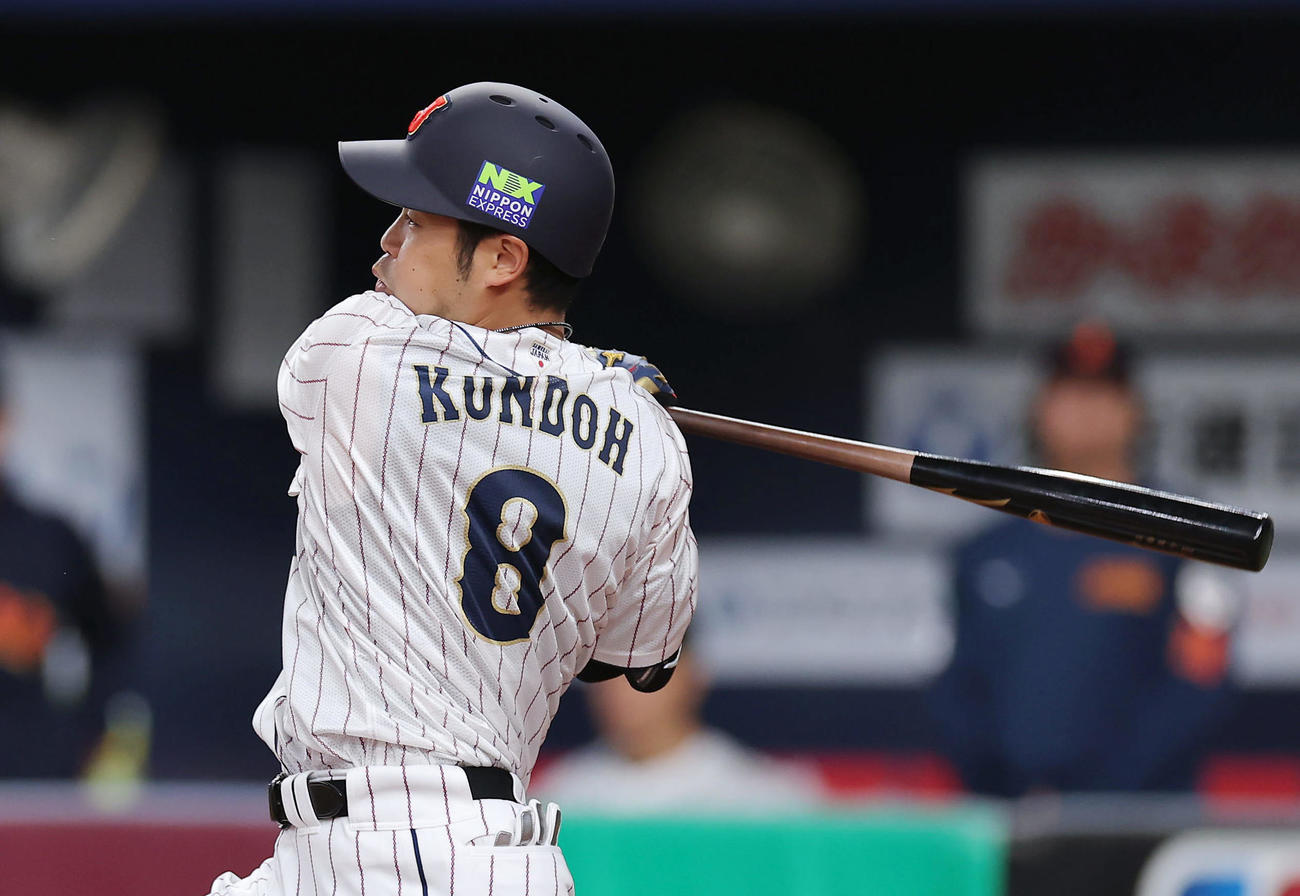 日本対欧州　5回裏日本1死一、二塁、右翼線に2点適時二塁打を放つ近藤（撮影・前田充）